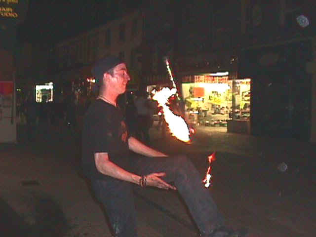 fire_juggler.jpg (38744 bytes)